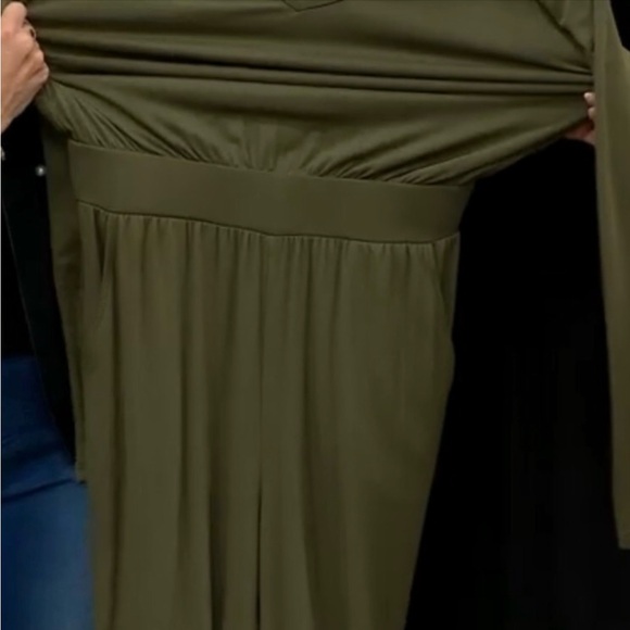 G by Giuliana Jumpsuit With Pockets - Picture 10 of 11